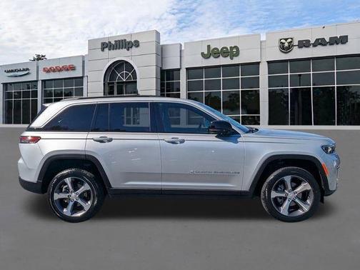Silver Zynith 2026 Jeep Grand Cherokee Limited 4x2