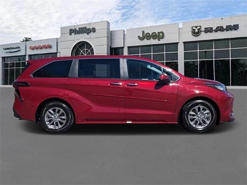 2023 Toyota Sienna XLE