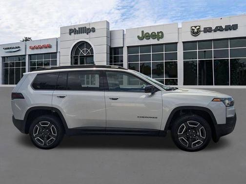 Silver Zynith 2026 Jeep Cherokee LAREDO/LIMITED