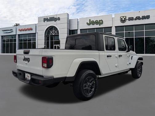 Bright White Clearcoat 2026 Jeep Gladiator Convoy