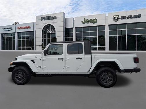 Bright White Clearcoat 2026 Jeep Gladiator Convoy