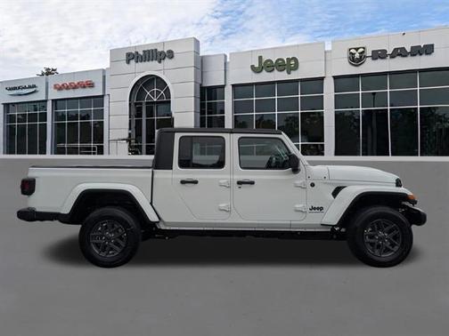 Bright White Clearcoat 2026 Jeep Gladiator Convoy