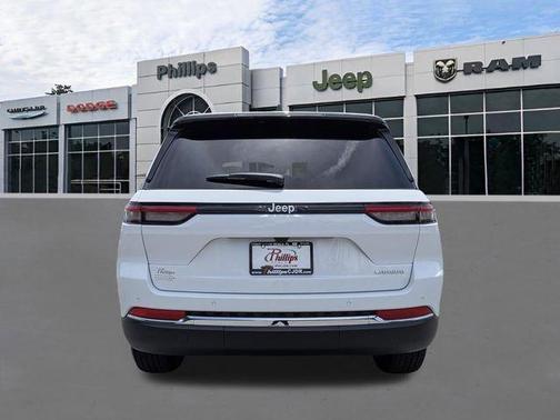 Bright White Clearcoat 2026 Jeep Grand Cherokee Laredo