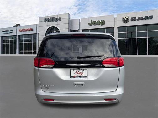 2024 Chrysler Voyager LX