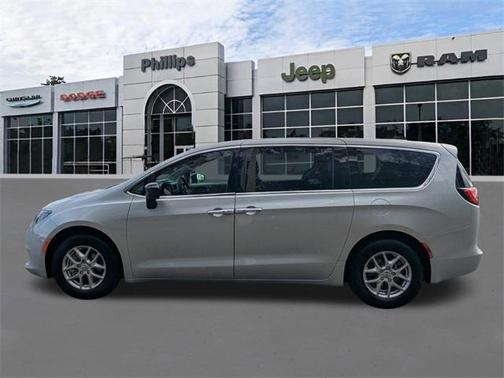 2024 Chrysler Voyager LX