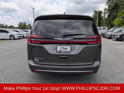 2023 Chrysler Pacifica Touring-L