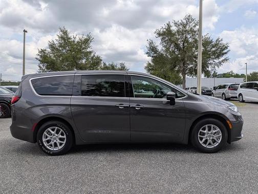 2023 Chrysler Pacifica Touring-L