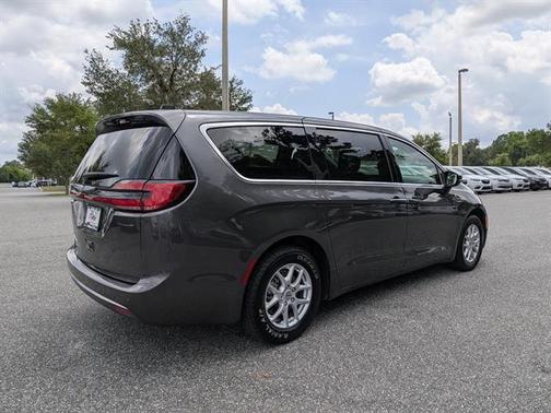2023 Chrysler Pacifica Touring-L
