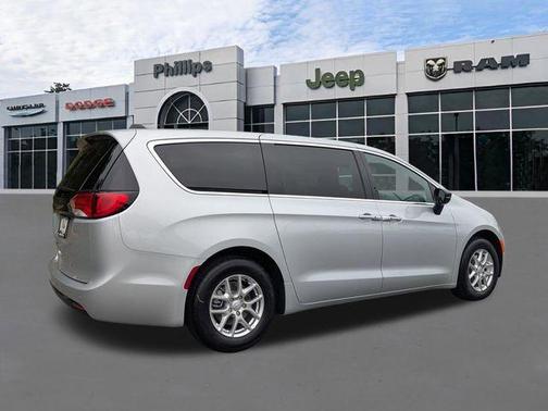 Silver Mist Clearcoat 2026 Chrysler Voyager LX
