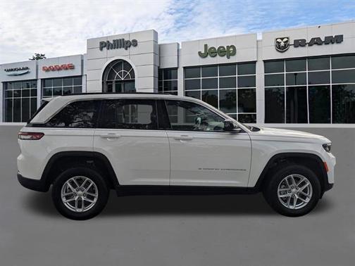 Bright White Clearcoat 2026 Jeep Grand Cherokee Altitude 4x2