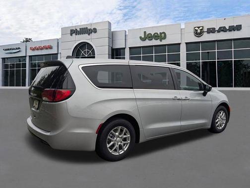 Silver Mist Clearcoat 2026 Chrysler Voyager LX