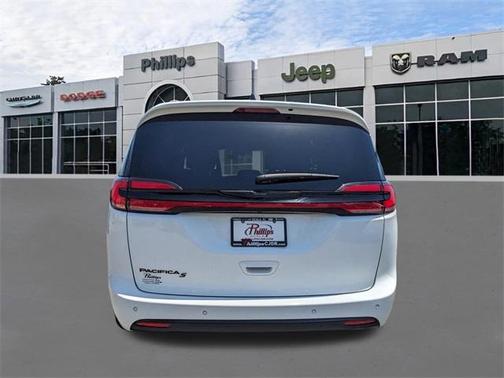 2024 Chrysler Pacifica Touring-L