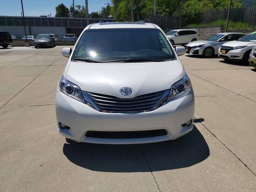 White 2017 Toyota Sienna XLE