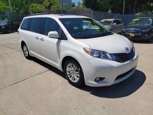 White 2017 Toyota Sienna XLE