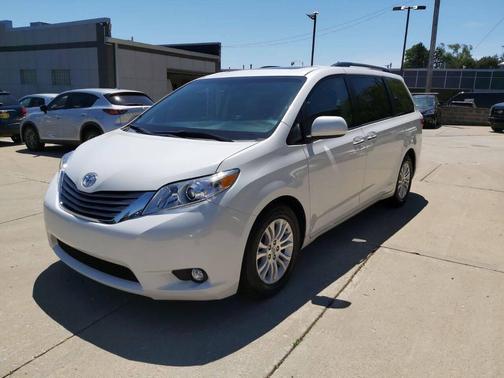 White 2017 Toyota Sienna XLE