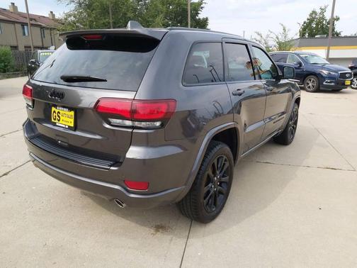 Gray 2017 Jeep Grand Cherokee Altitude