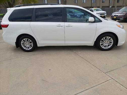 2017 Toyota Sienna XLE