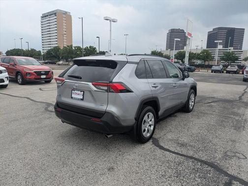 2020 Toyota RAV4 LE