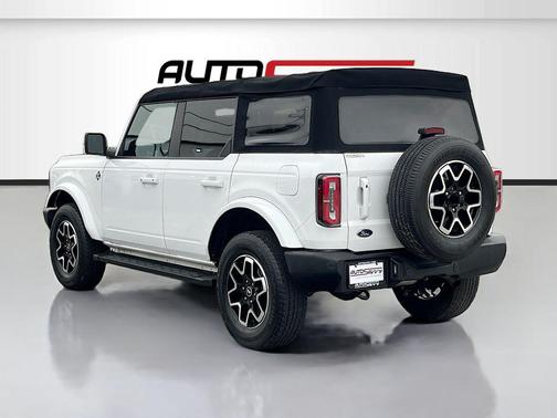 Oxford White 2022 Ford Bronco Outer Banks