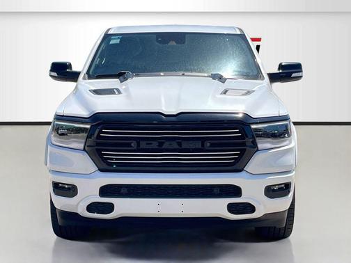 Ivory White Tri-Coat Pearlcoat 2022 RAM 1500 Laramie