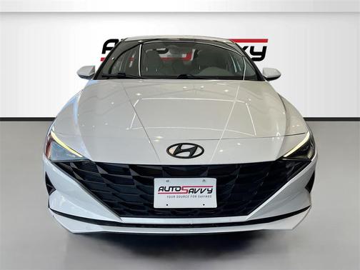 2022 Hyundai ELANTRA SE