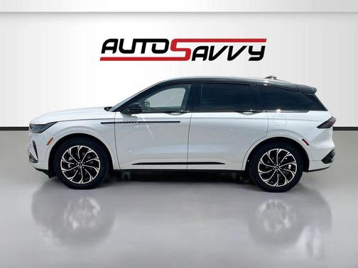 White Platinum Metallic Tri-Coat 2025 Lincoln Nautilus Reserve