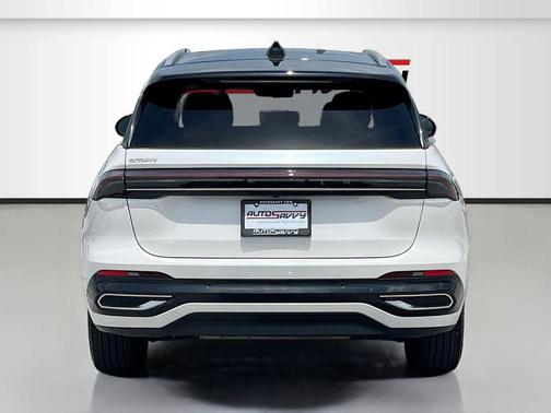 White Platinum Metallic Tri-Coat 2025 Lincoln Nautilus Reserve