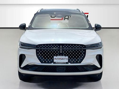 White Platinum Metallic Tri-Coat 2025 Lincoln Nautilus Reserve