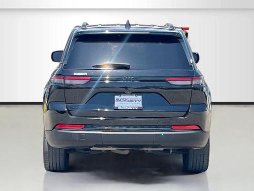 Diamond Black Crystal Pearlcoat 2023 Jeep Grand Cherokee Altitude
