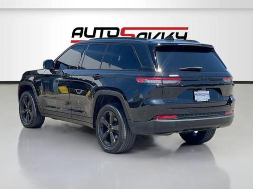 Diamond Black Crystal Pearlcoat 2023 Jeep Grand Cherokee Altitude