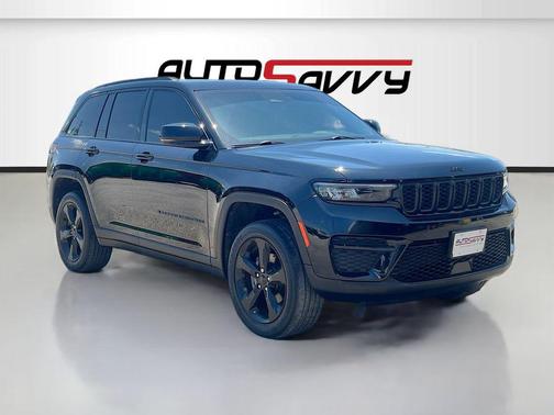 Diamond Black Crystal Pearlcoat 2023 Jeep Grand Cherokee Altitude