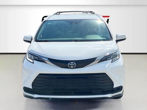 Ice Cap 2023 Toyota Sienna LE