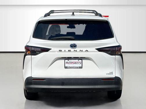 Ice Cap 2023 Toyota Sienna LE
