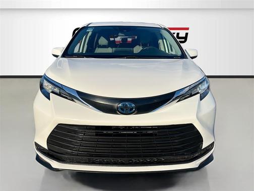 2022 Toyota Sienna LE