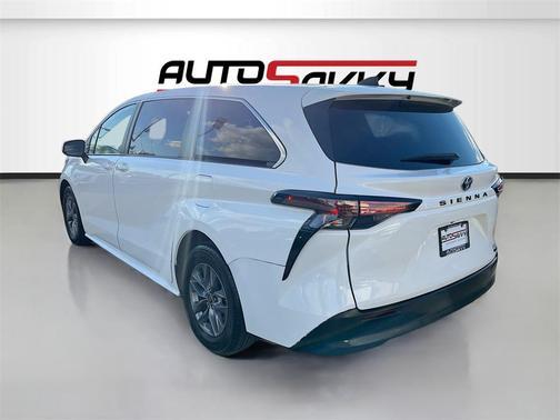 2022 Toyota Sienna LE