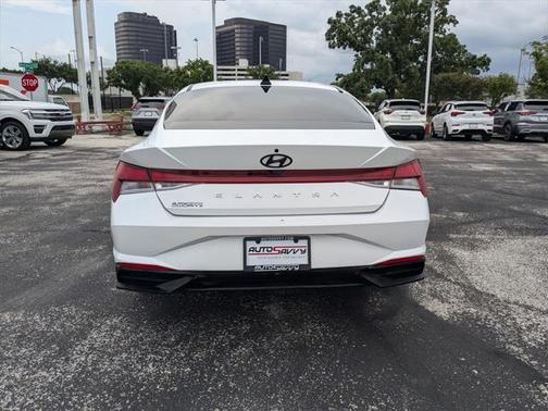 2022 Hyundai ELANTRA SE