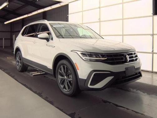 Opal White Pearl Effect 2023 Volkswagen Tiguan 2.0T SE