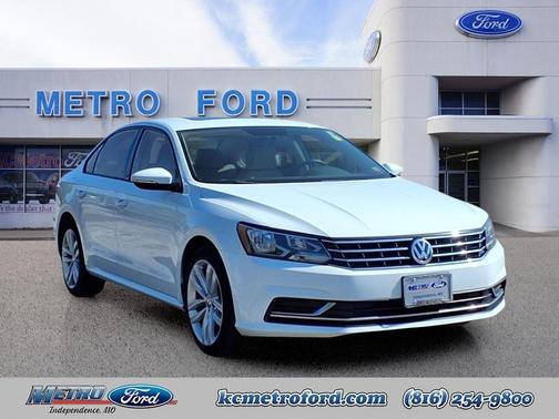 Pure White 2019 Volkswagen Passat 2.0T Wolfsburg