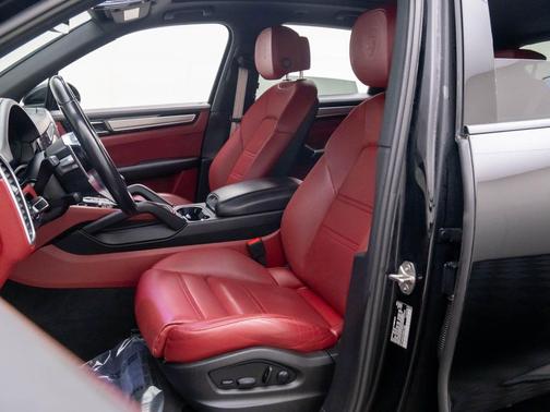 2023 Porsche Cayenne Platinum Edition