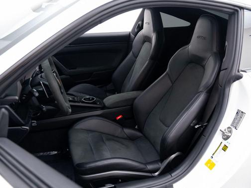 2024 Porsche 911 Carrera 4 GTS