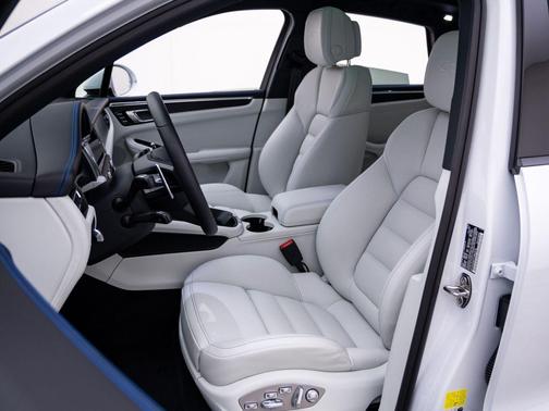 Carrara White Metallic 2026 Porsche Macan Macan GTS