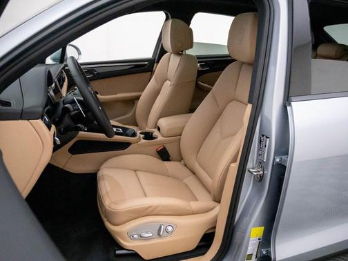 Dolomite Silver Metallic 2026 Porsche Macan Macan