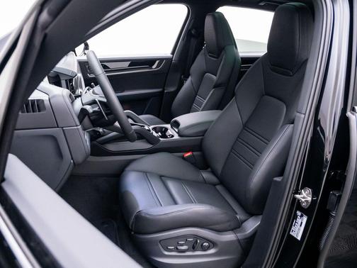 Chromite Black Metallic 2026 Porsche Cayenne S