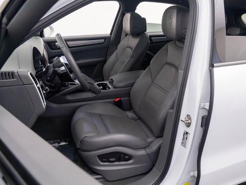 2023 Porsche Cayenne Platinum Edition