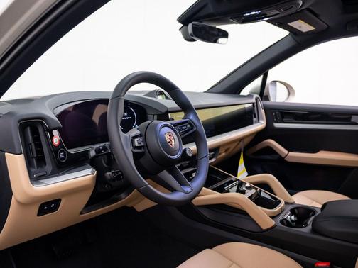 Cashmere Beige Metallic 2026 Porsche Cayenne Cayenne