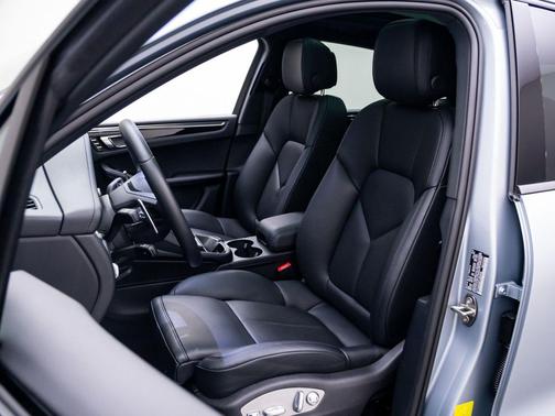 Dolomite Silver Metallic 2026 Porsche Macan Macan