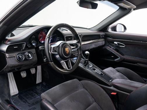2018 Porsche 911 Carrera 4 GTS
