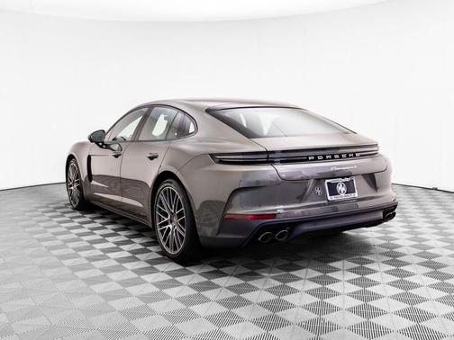 Aventurine Green Metallic 2026 Porsche Panamera 4