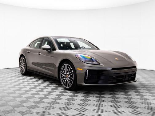 Aventurine Green Metallic 2026 Porsche Panamera 4