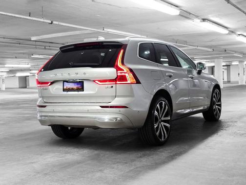 2023 Volvo XC60 B5 Ultimate Bright Theme